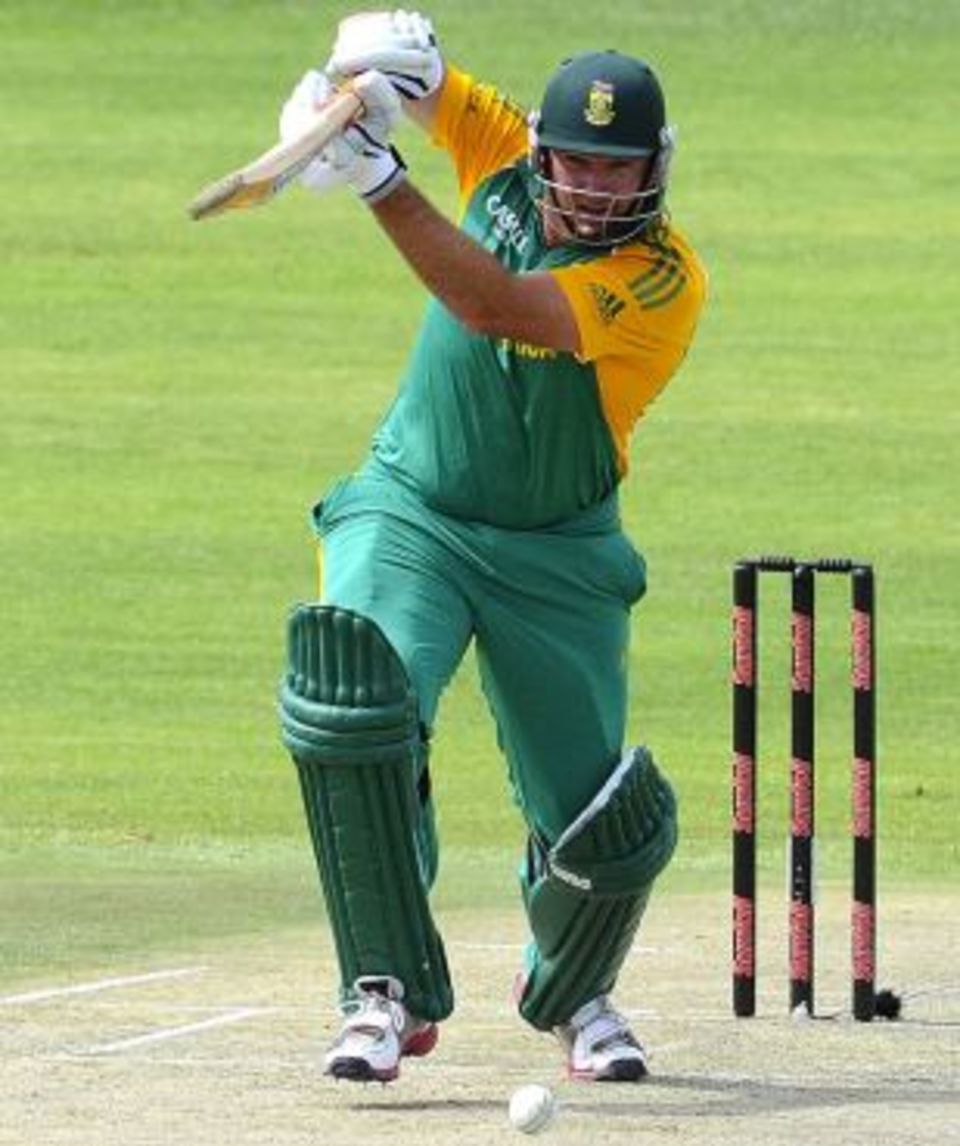 Graeme Smith drives down the ground during his half-century