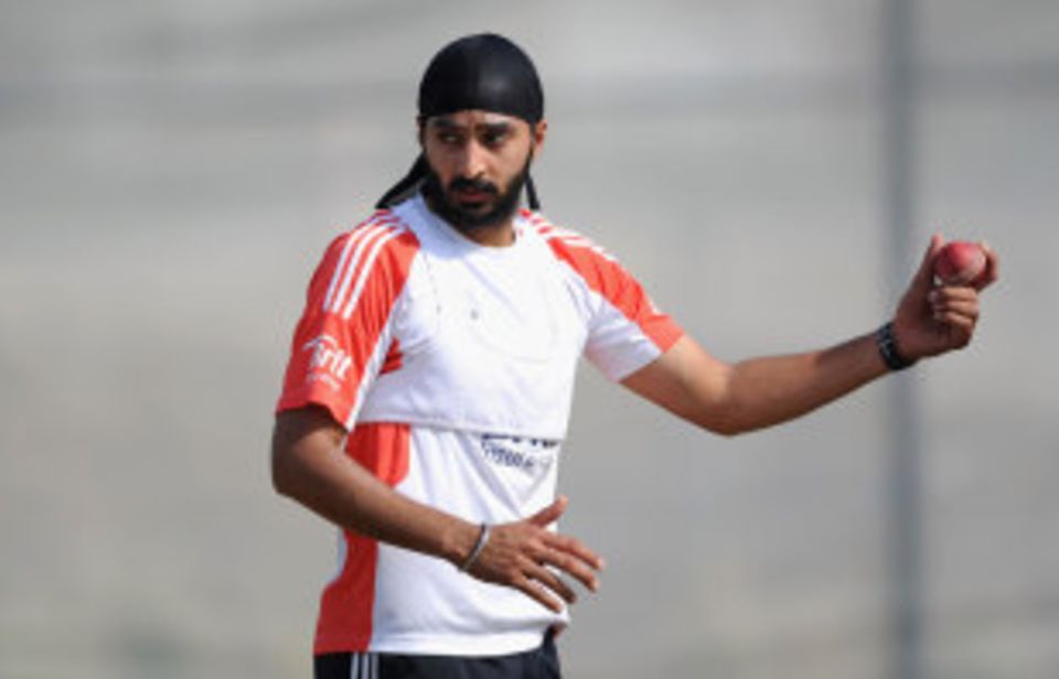 Monty Panesar cunningly deploys a cricket ball on his fretboard during the semi-finals of the World Air-Bass Guitar Championship