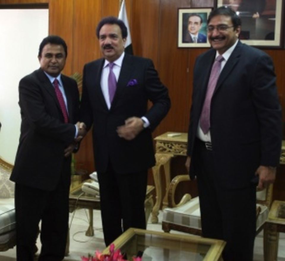 Pakistan's interior minister Rehman Malik (centre) with BCB president Mustafa Kamal (left) and PCB chairman Zaka Ashraf