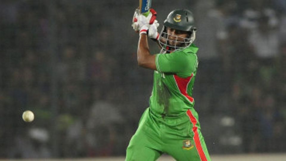 Shakib Al Hasan punches one through cover 