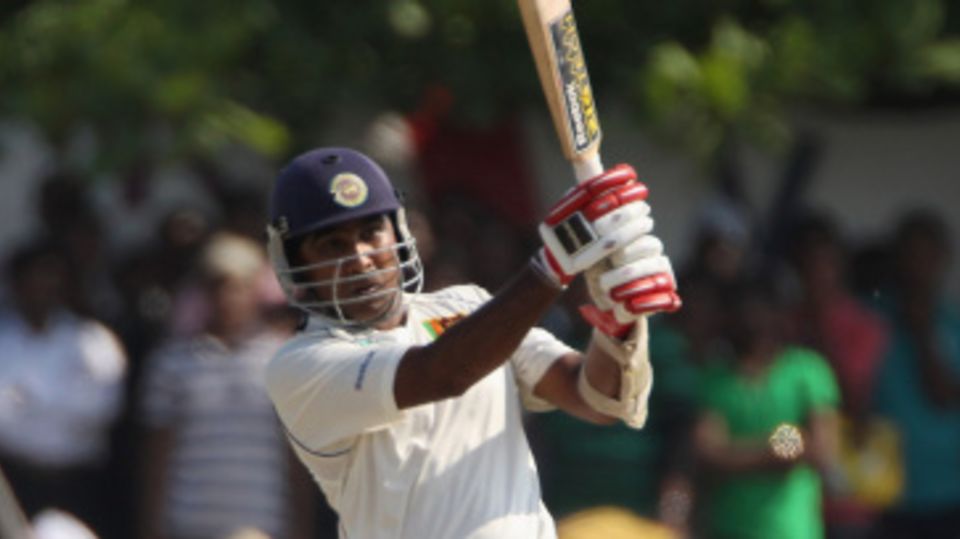 Mahela Jayawardene goes over midwicket
