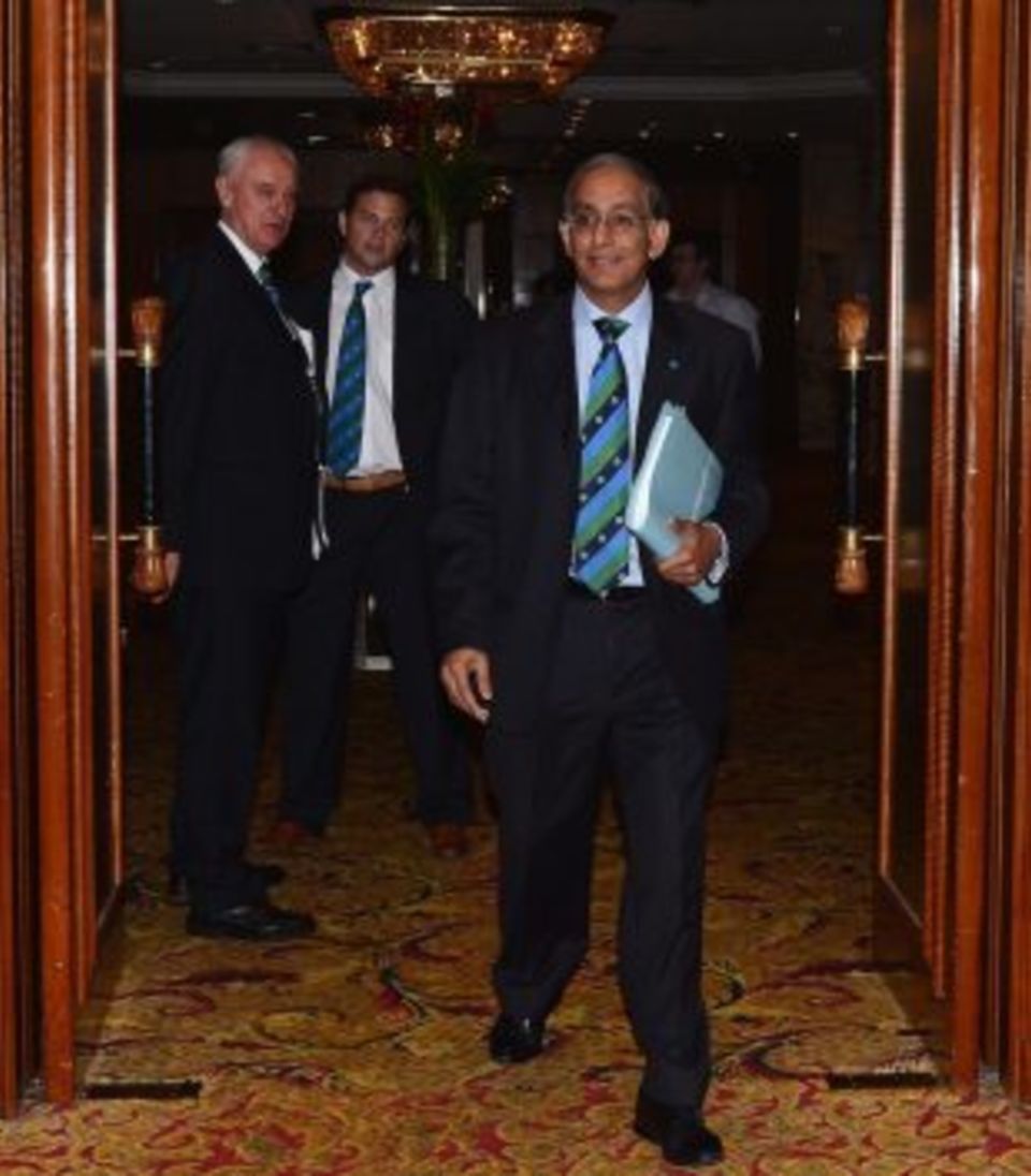 Haroon Lorgat may be sent "on long leave" by CSA