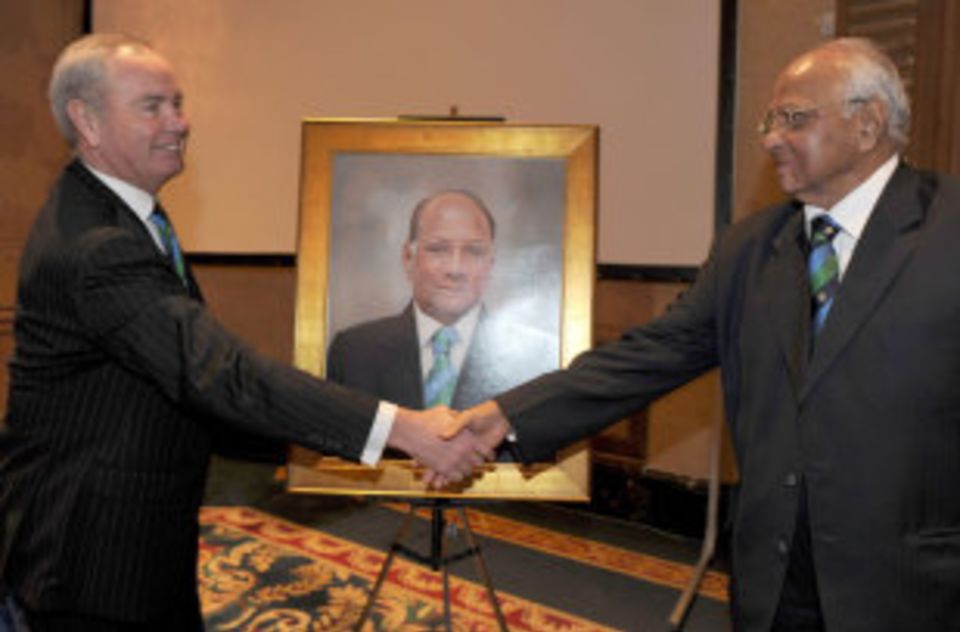 Alan Isaac, the new ICC president, with his predecessor, Sharad Pawar