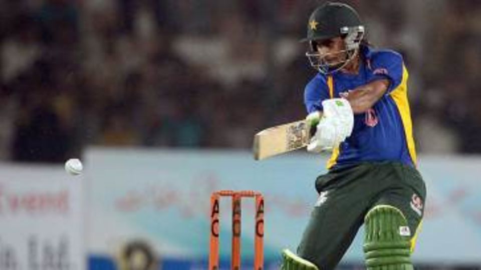 Imran Nazir slashes one during his half-century