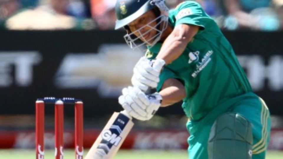 Justin Ontong drives one through cover