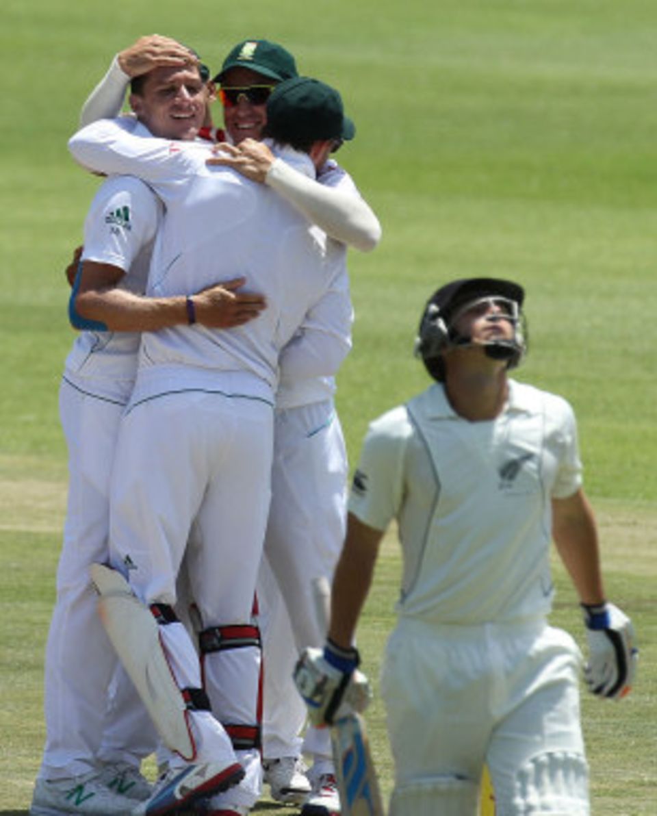 New Zealand's batsmen failed to string together long partnerships to provide resistance against South Africa