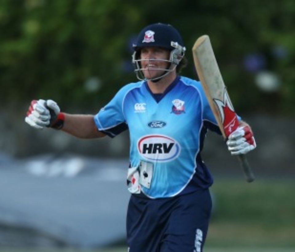 Lou Vincent scored an unbeaten half-century and steered the chase