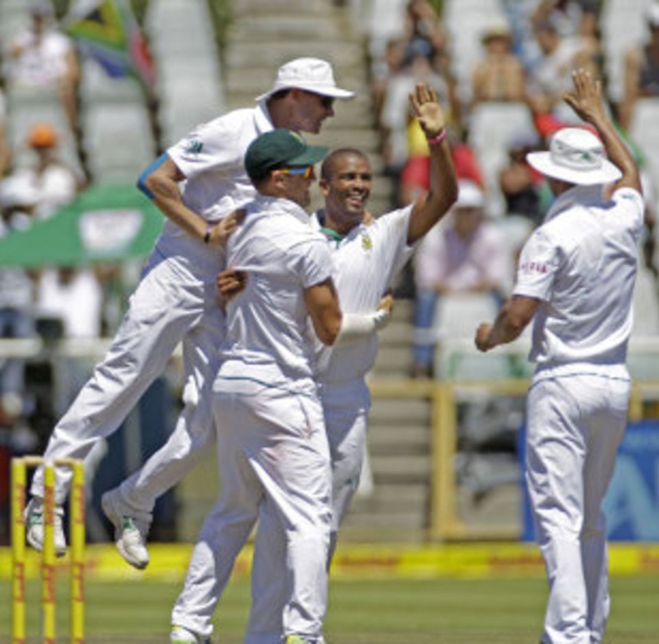 Vernon Philander's burst sliced through the Pakistan middle order in the morning
