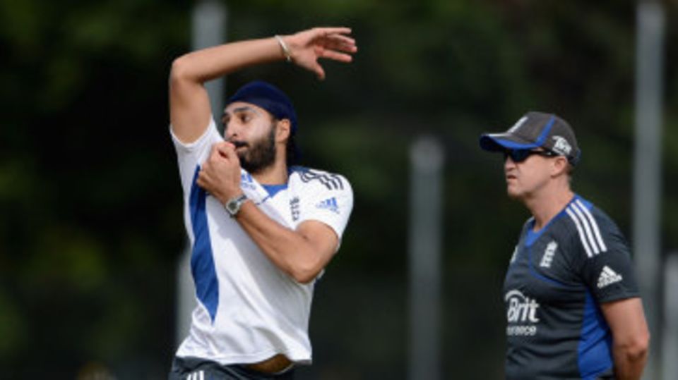 Monty Panesar and Andy Flower at a practice session in Queenstown, New Zealand