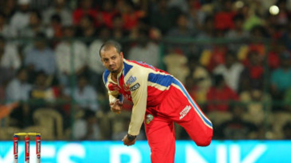 Murali Kartik delivers the ball