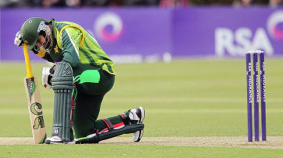 Nasir Jamshed struggles with a painful back