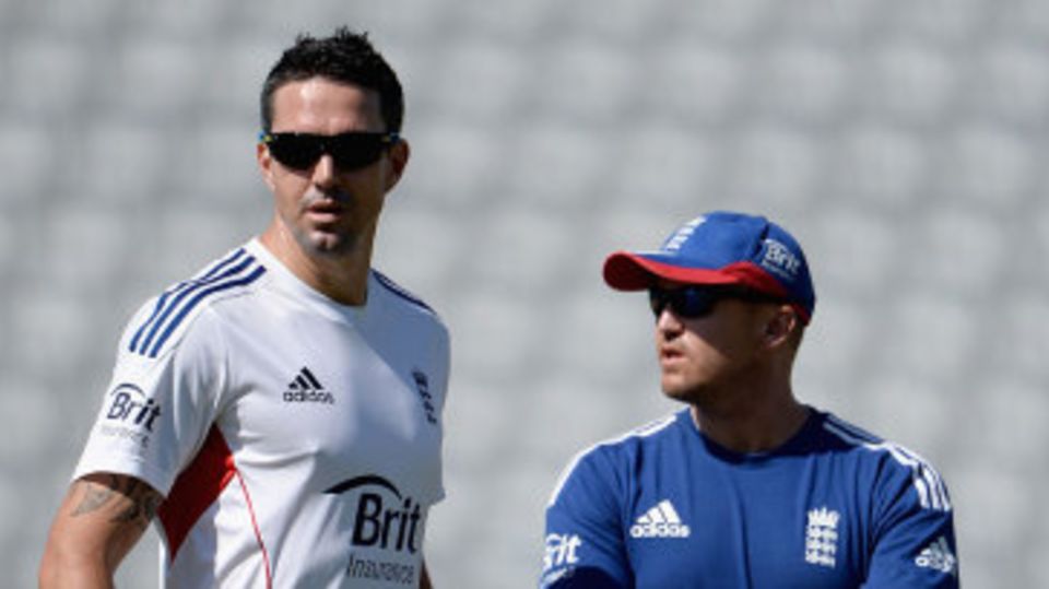 Andy Flower chats with Kevin Pietersen