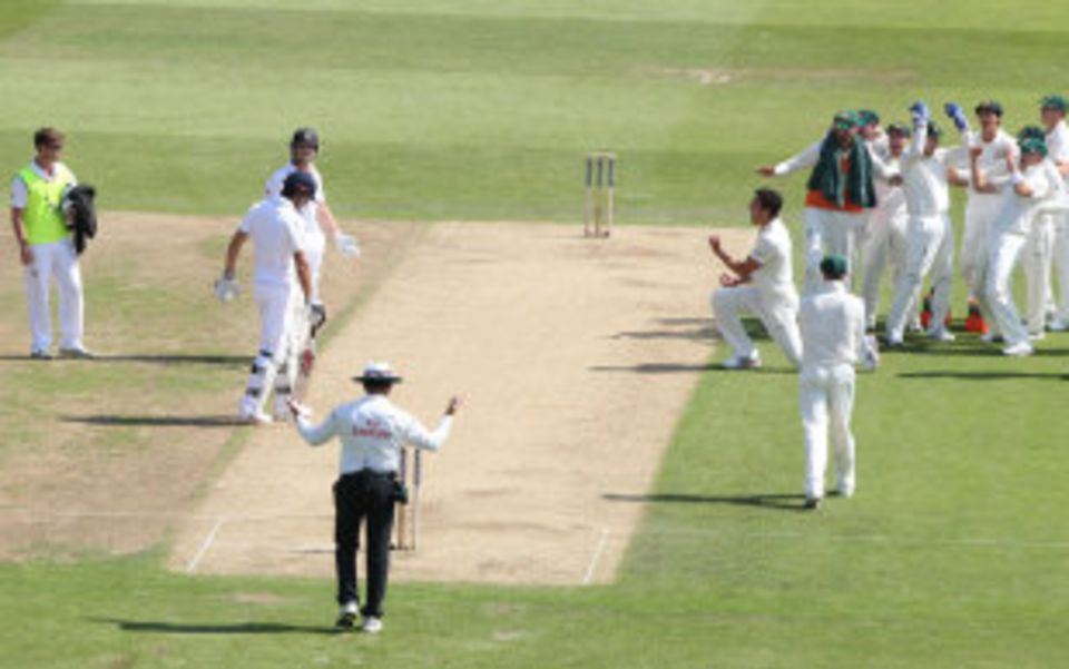 Confusion reigned as Jonathan Trott was given out on review