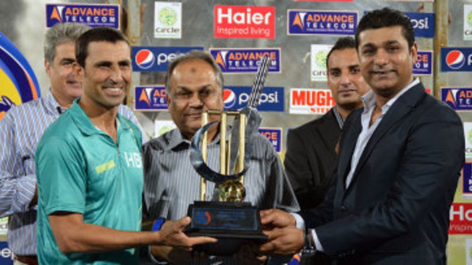 HBL's Younis Khan poses with the Ramadan T20 Cup trophy