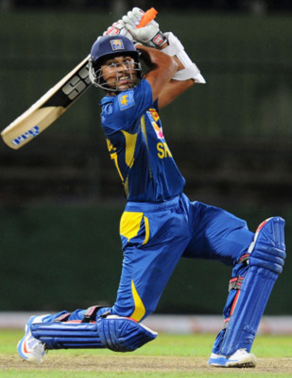 Dinesh Chandimal's 54-ball 90 helped take Uthura Yellows to 158 for 5