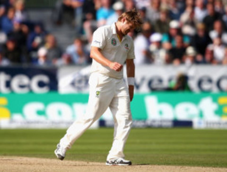 Shane Watson pulled up while bowling during England's second innings and had to leave the field