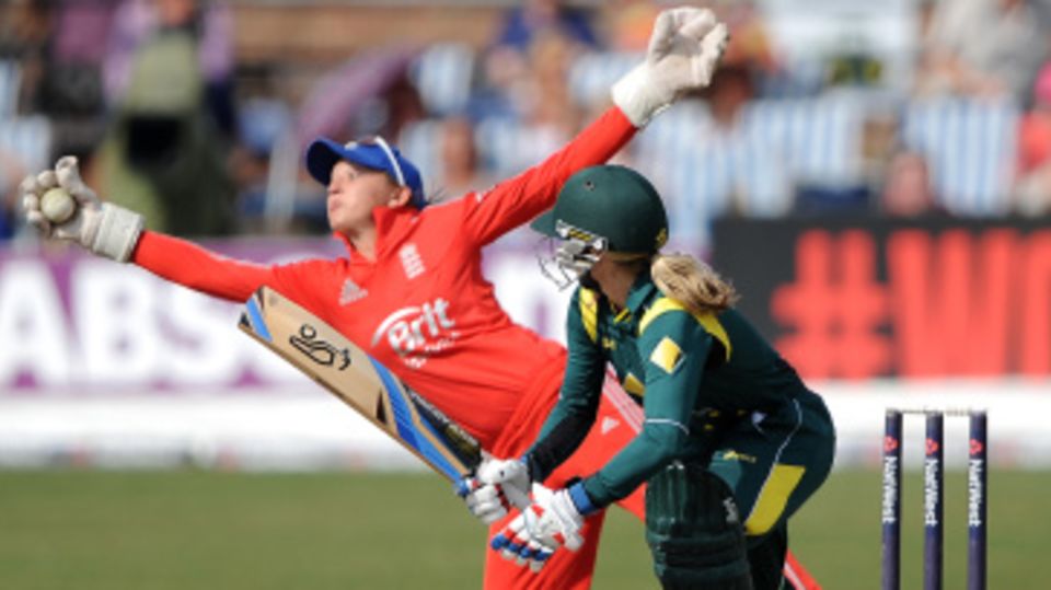 Sarah Taylor dives to pull off a stunner