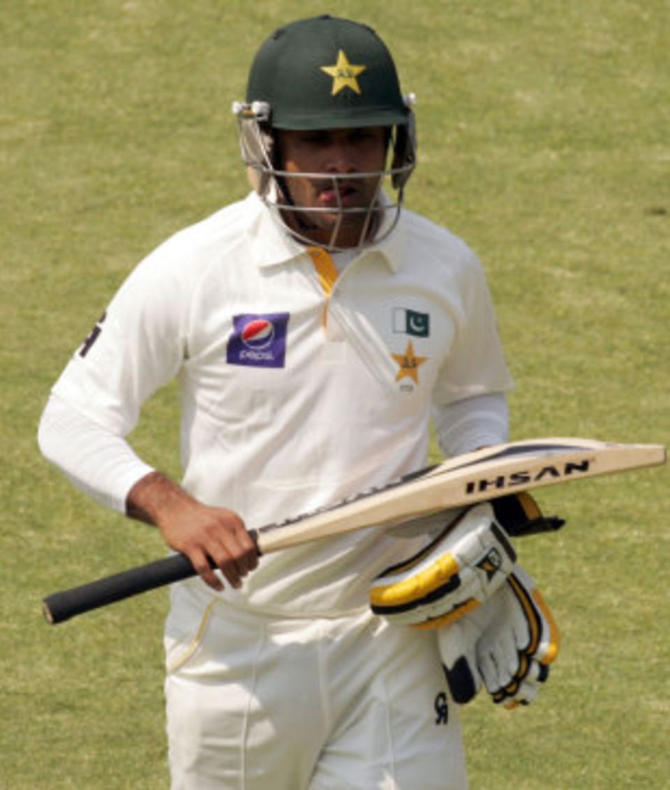 Mohammad Hafeez: "The ball is coming on to my bat but I am not able to play a big innings. It happens with any big cricketer"