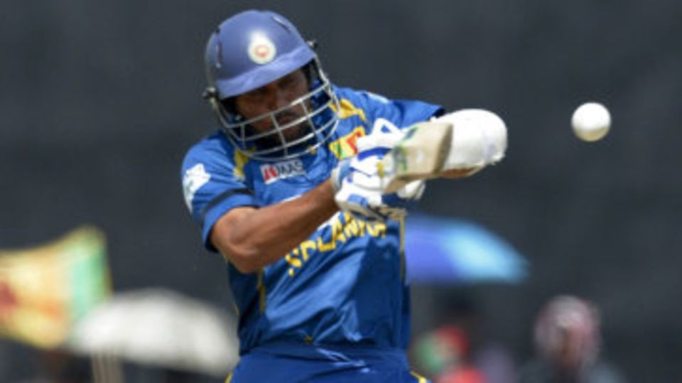 Tillakaratne Dilshan plays a pull
