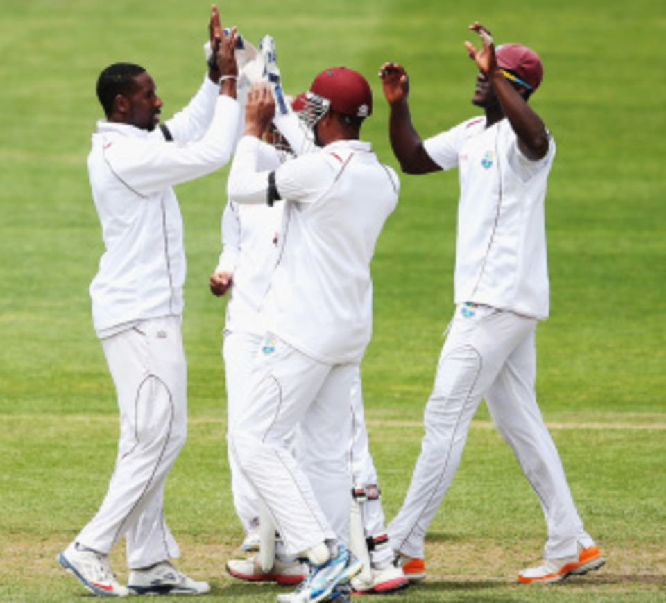 Shane Shillingford (left) gave New Zealand a scare during their chase in Dunedin