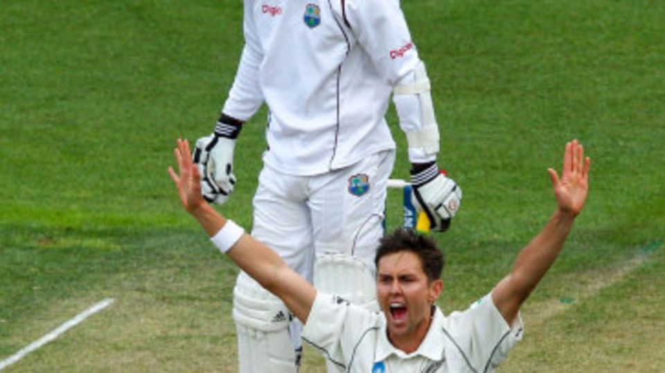 Trent Boult appeals unsuccessfully for the wicket of Kirk Edwards