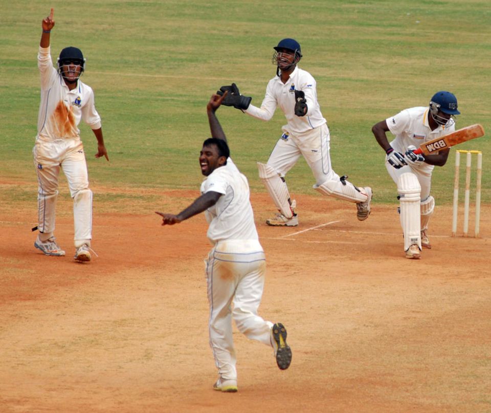Saurasish Lahiri's match haul of 10 wickets against Tamil Nadu spun Bengal into the quarter-finals of the 2013-14 Ranji Trophy