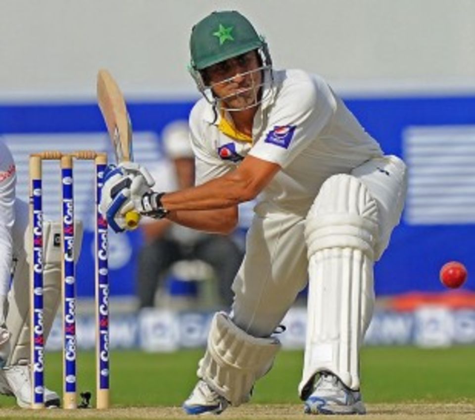 Younis Khan's patient 62 not out helped Pakistan recover from a precarious position