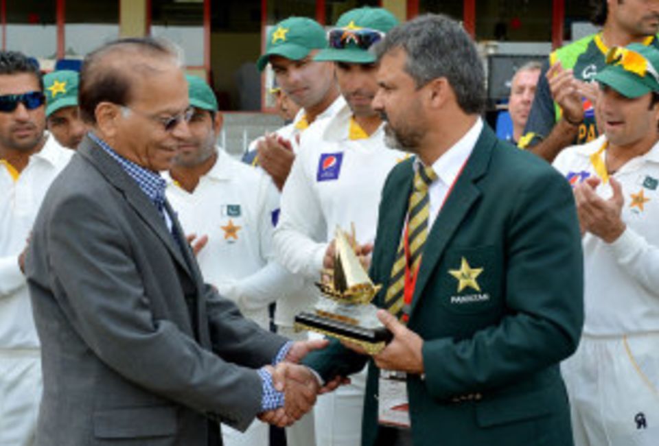 Moin Khan presents Qamar Ahmed with a memento