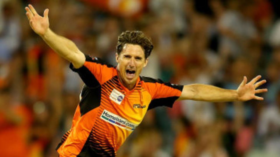 Brad Hogg finished with figures of 2 for 17