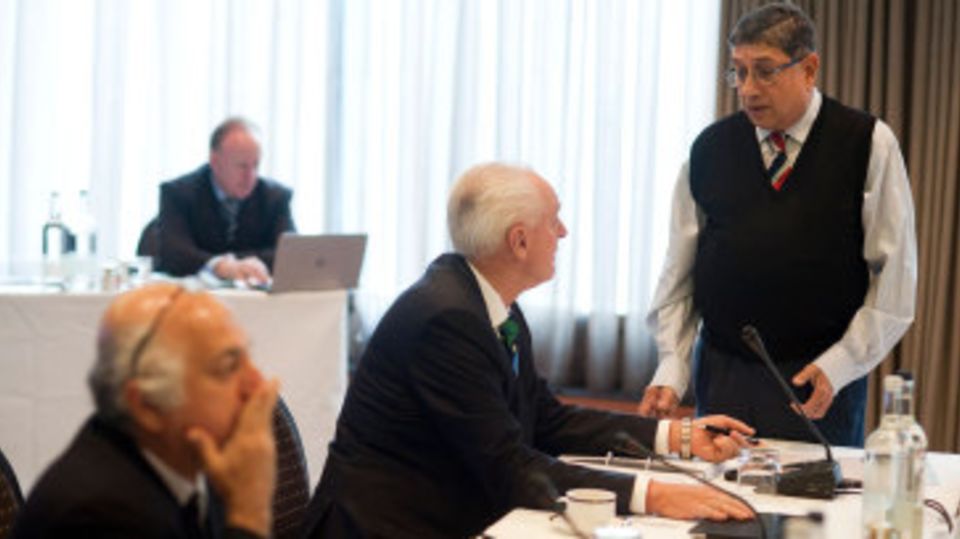Cricket Australia chairman Wally Edwards talks to BCCI president N Srinivasan