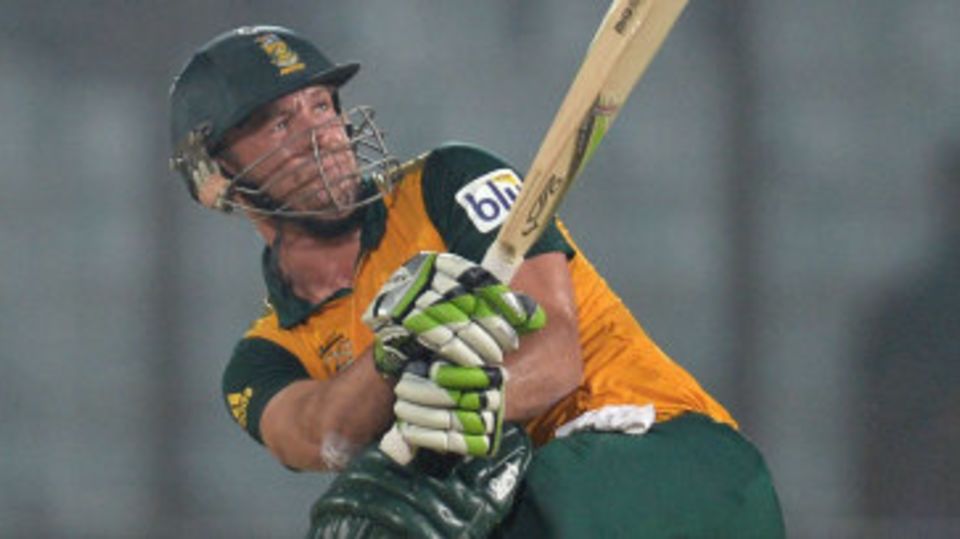 AB de Villiers smashes a six