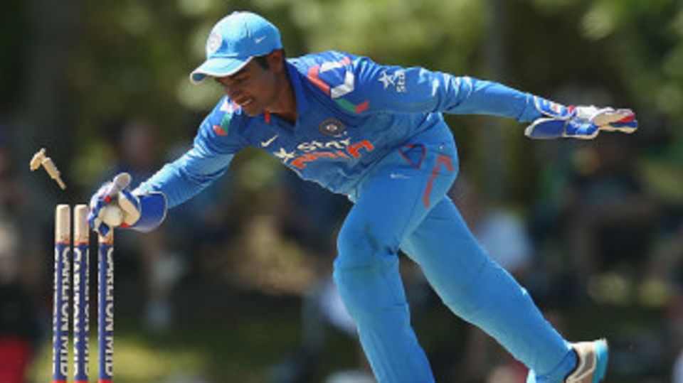 Sanju Samson attempts a run out