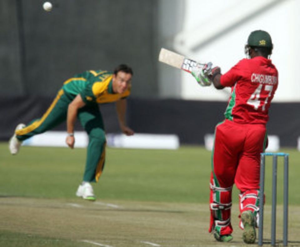Elton Chigumbura pulls Ryan McLaren
