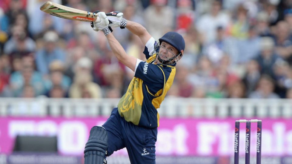 William Porterfield ensured Warwickshire overcame a stutter in their chase