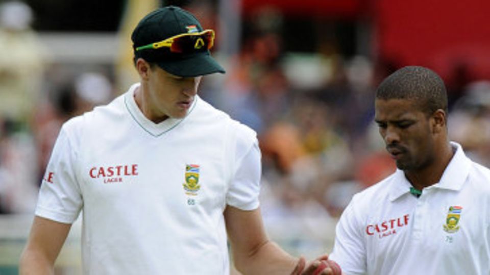 Morne Morkel and Vernon Philander inspect the ball