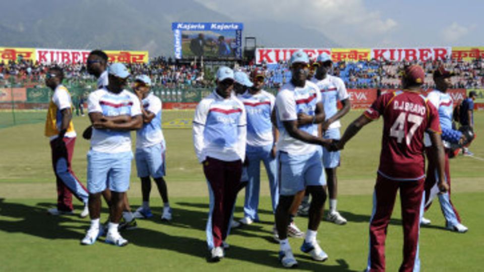 Dwayne Bravo arrives at the toss with his team-mates