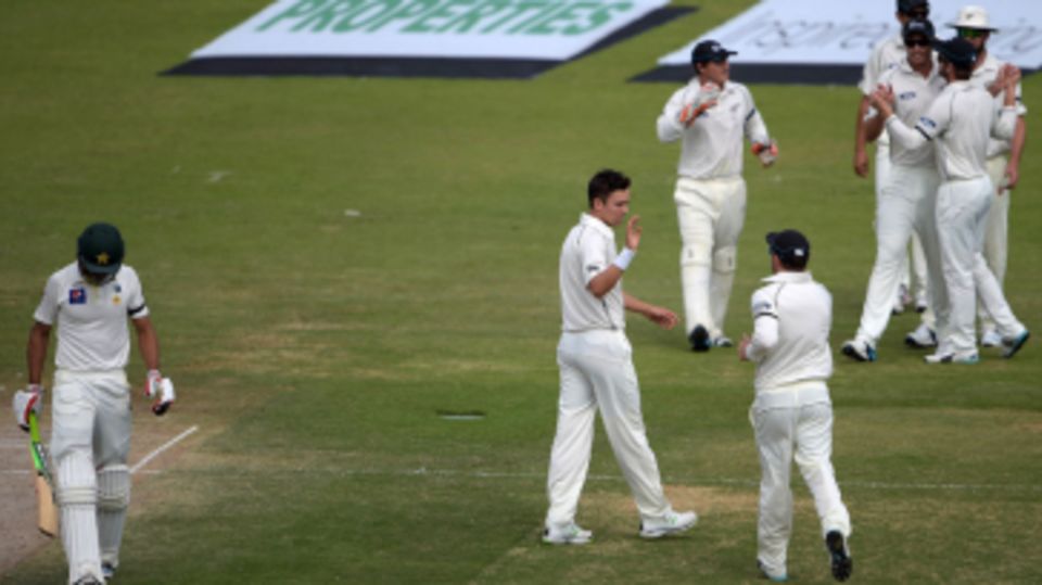 New Zealand get together after Trent Boult dismisses Shan Masood