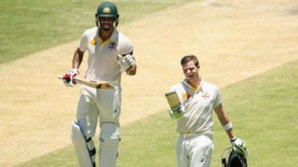 Steven Smith acknowledges the cheers on reaching his hundred