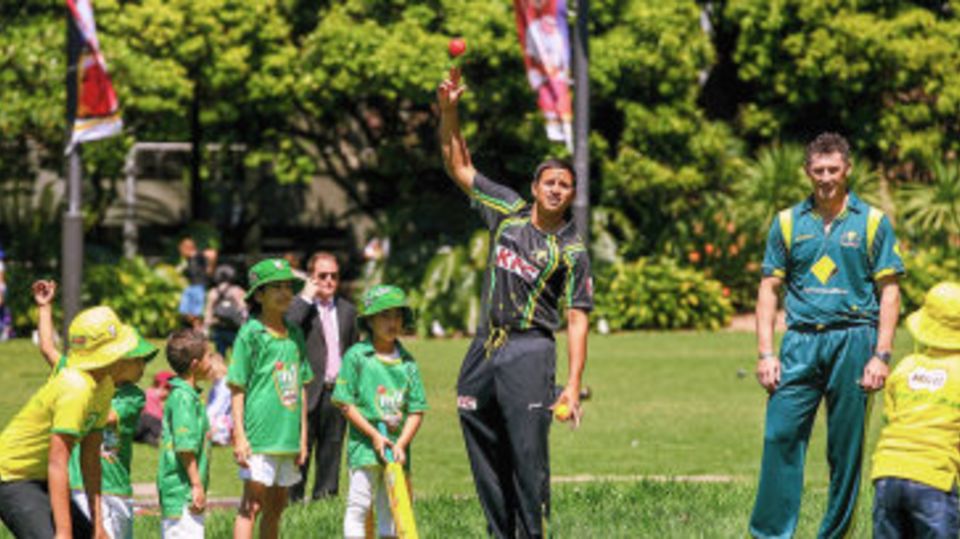 Usman Khawaja plays with junior cricketers