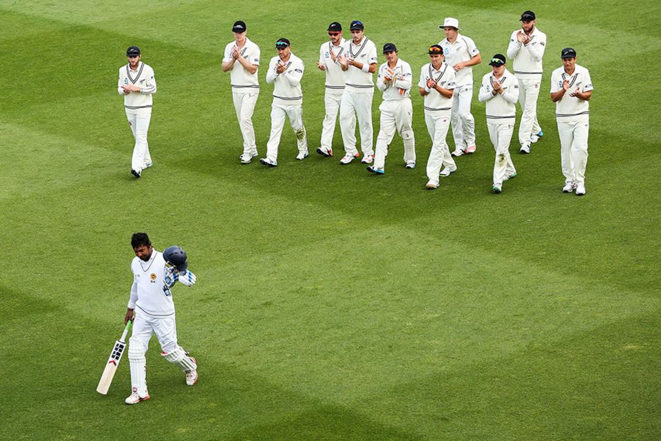 New Zealand's players applaud Sangakkara off the field after his 203 at the Basin Reserve