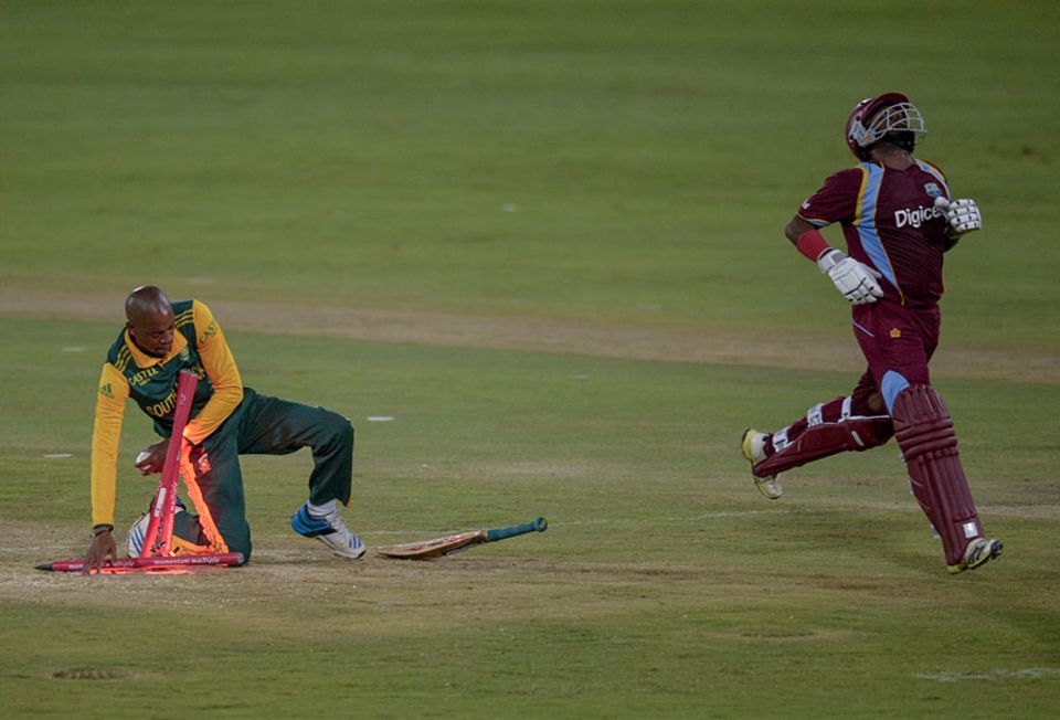 Narsingh Deonarine lost his bat and his wicket after a mix-up with Marlon Samuels