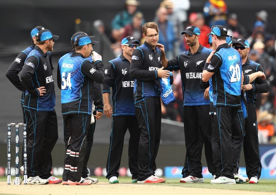Sri Lanka lost their last four wickets for 37 as New Zealand romped to a 98-run win