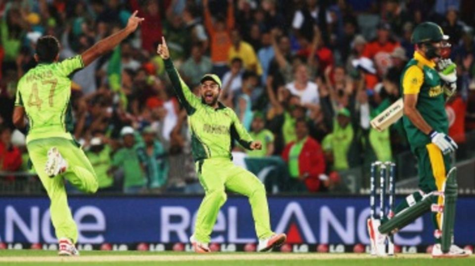 Wahab Riaz signals victory after removing Imran Tahir