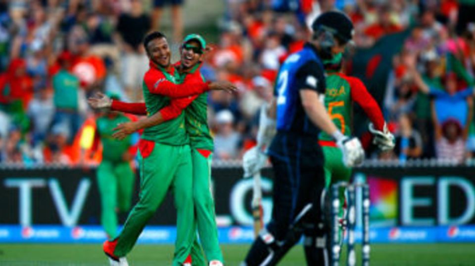 Shakib Al Hasan and Nasir Hossain celebrate the wicket of Kane Williamson