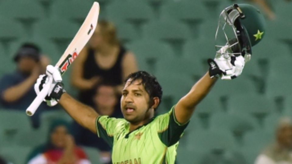 Sarfraz Ahmed acknowledges the crowd after his maiden ODI hundred