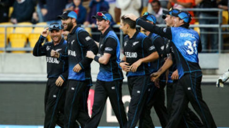 The entire New Zealand team converges to congratulate Daniel Vettori on his catch 