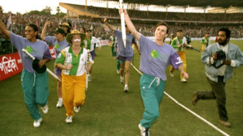 Belinda Clark, Karen Rolton and the Australian team take a victory lap around Eden Gardens after winning the World Cup