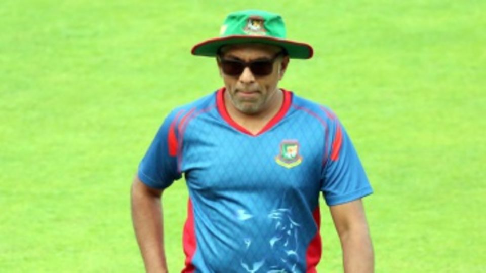 Chandika Hathurusingha supervises the players during training