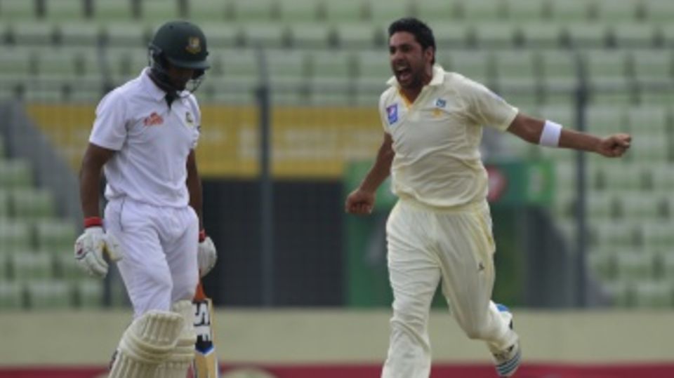 Imran Khan celebrates Mahmudullah's dismissal