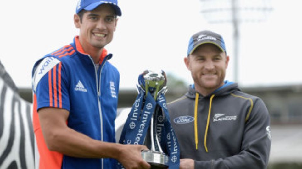 Alastair Cook and Brendon McCullum pose with the series trophy